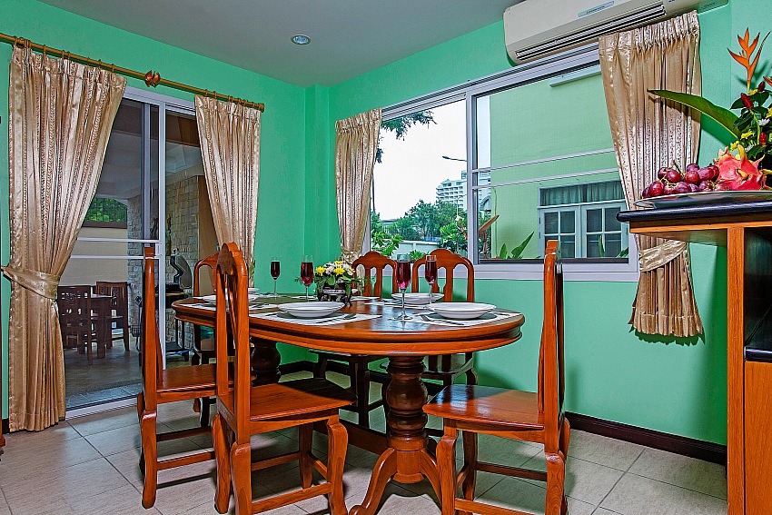 Conveniently Located 3 Bedroom Villa in Pattaya – jom53